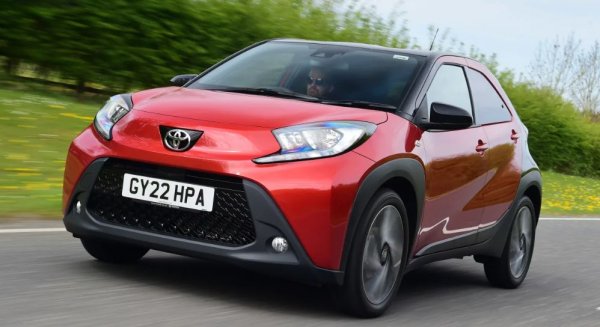 Ако харесвате идеята да притежавате SUV, но с по-малки размери, които улесняват паркирането, този автомобил може да бъде идеалното решение. Вярно е, че Aygo X не е толкова модерен като някои негови съперници поради своя 1,0-литров, 3-цилиндров бензинов двигател, но пък той е доста икономичен. Салонът е удобен и практичен, като още базовата версия включва 17-цолови джанти, 7-инчов сензорен екран, адаптивен круиз-контрол и камера за заден ход.