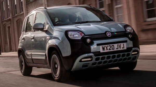 Това е една от най-старите коли в този списък - с изцяло нов модел, който трябва да се появи през 2023 г., но все пак си струва да се разглежда като първа кола. Комфорт при возене, забавно управление, отлична видимост във всички посоки и удобен салон – всичко това може да се намери в компактната Panda. Най-новите автомобили се задвижват от 1,0-литров „мек“ хибриден двигател, така че експлоатационните разходи са ниски. 