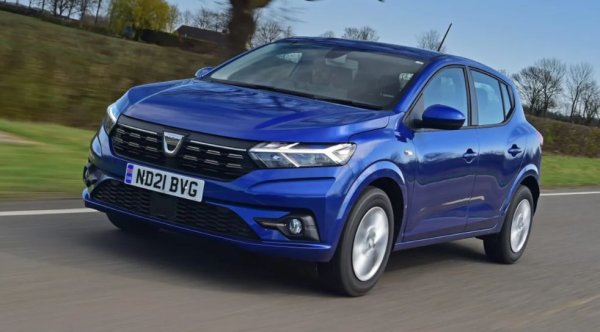 Това е една от най-евтините коли на пазара, като последно поколение е базирано на настоящото Renault Clio, което само по себе си е страхотно супермини. Разбира се, оборудването на Sandero е доста по-елементарно и оскъдно, отколкото в някои от другите автомобили в този списък, но най-важното в случая е цената. Колата е много практична за всекидневна употреба, тъй като има 5 места, 5 врати и 320-литров багажник. Освен това е много лесна за управление.