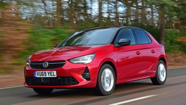 Corsa винаги е била изключително популярна сред много купувачи от различни сфери на живота, включително сред новите шофьори. Ниските експлоатационни разходи, изобилието от съвременна технология и доста спортният външен вид този модел отлична опция. Може да се избира между  1,2-литров бензинов или 1,5-дизелов двигател, като и двата правят впечатление с ниския си раход на гориво. Предлага се и изцяло електрически вариант с пробег 320 км, но той е доста по-скъп.
