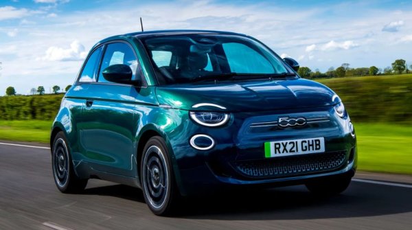 Пазарът на автомобили бързо преминава към електрическо задвижване, като една от подходящите опции в случая е именно Fiat 500. Той е отлично предложение за града, като се предлага с батерия с капацитет 42 кВт/ч, която осигурява пробег от 340 км само с едно зареждане. Малък, пъргав и лесен за управление &ndash; този електромобил притежава всичко, от което се нуждае млад шофьор. Проблем може да бъде единствено по-високата му цена.