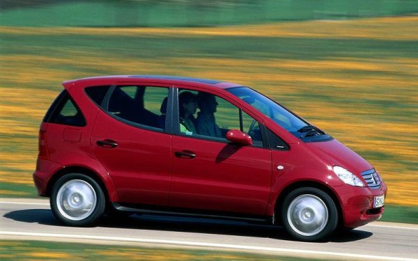 Първото влизане на Mercedes-Benz в сегмента на градските автомобили определено изненада публиката по време на автомобилното изложение във Франкфурт през 1997 г. 

Оригиналната A-Class не беше нито спортна, нито луксозна и нейната нетрадиционно висока каросерия се намираше върху първата платформа на марката с предно предаване. Моделът се прочу още в самото начално, след като се преобърна на „Лосовия тест“. Mercedes реагира веднага и направи промени, като инсталира електронен контрол на стабилността и направи промени в окачването.