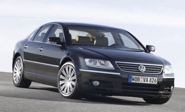 Volkswagen е народна кола по дефиниция. Германската компания се опита да се конкурира с BMW, Mercedes-Benz и собственото си подразделение Audi, когато представи Phaeton. Построен върху платформа на Bentley във фабрика със стъклени стени в Дрезден, седанът се открояваше от всеки Volkswagen преди него с набор от луксозни удобства, мощни двигатели и висока цена.

Моделът обаче трудно намираше купувачи, тъй като емблемата на Volkswagen не е толкова престижна, колкото тези на BMW, Mercedes или Audi. В крайна сметка Phaeton се провали в Америка и не се справи много по-добре в Европа. Volkswagen използва средните продажби в Китай като извинение да го остави на конвейера до 2016 г.