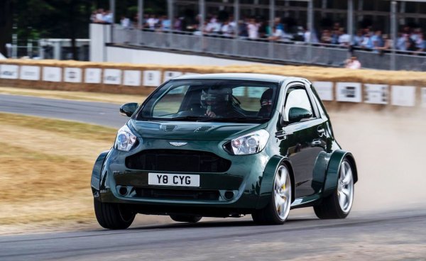 Aston Martin определено шокира всички, когато представи Cygnet. Този автомобил не приличаше на нито един модел, който някога е носил крилатата емблема на компанията поради размера си и беше напълно различен от другите автомобили в своя клас поради цената си – включително Toyota iQ, на която беше базиран.

Производителят обясни, че появата на Cygnet се дължи на опита да се покрият средните емисии на цялата гама в Европа, а тогавашният изпълнителен директор на компанията Улрих Бец прогнозира около 4000  продажби. Нищо обаче не оправдаваше харченето на пари колкото за BMW 3-Series, срещу които получаваш Toyota iQ и в крайна сметка производството приключи, след като от конвейера слезаха около 300 бройки от модела.