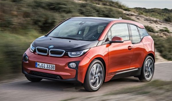 BMW i3 хвана всички неподготвени. Никой не очакваше самопровъзгласилият се доставчик на върховни машини за шофиране да пусне луксозна градска кола, която не е Mini. В същото време i3 се оказа подвижна демонстрация на технологии и първокласен компактен хечбек.

Макар да изпъква в гамата на BMW със своето електрическо задвижване, размер и стил, това е кулминацията на идея, с която BMW си играе от началото на 90-те години. Трябва да се отбележи, че концептуалният автомобил Z11 с батерии, представен на автомобилното изложение във Франкфурт през 1991 г., изглежда точно като предшественик на i3.