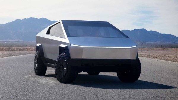 Докато индустрията очакваше този модел на Tesla да бъде интелигентно технологично превозно средство, която да бъде лесно разпознаваемо като пикап, то се оказа нещо напълно различно – машина, която сякаш е пристигнала с извънземен космически кораб.

Факт е, че в Tesla обичат да изненадват, но това става не толкова с външия вид на колите на марката, а с характеристиките – ускорение и пробег с едно зареждане.Cybertruck обаче беше на друго ниво, като трябва да покаже какви ще бъдат пикапите на бъдещето. Интересно е да се види как ще изглежда производствената версия.