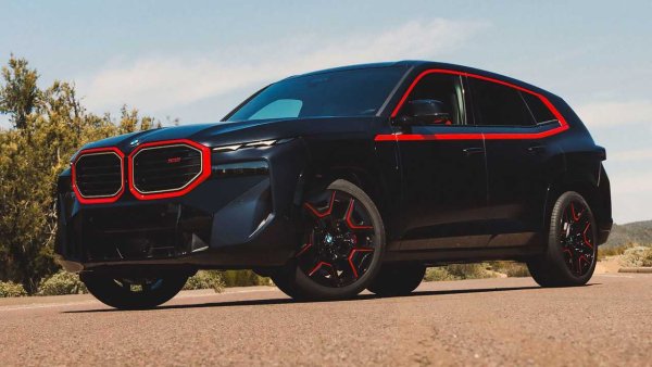 Обикновеното BMW XM пристигна през есента на 2022 г. и привлече много внимание както заради размера си – дължина от 5110 мм, така и заради цената си, която стартира от 160 000 евро (без опциите). Новият вариант Red Label има същите размери, но мощността е увеличена с 19%, а максималната скорост е 290 км/ч.

В резултат на това цената вече е 195 000 евро, като срещу тях освен по-мощна задвижваща система купувачът получава редица промени в дизайна, чиято цел е само една – движещият се отпред автомобил да се отдръпне и да даде път.