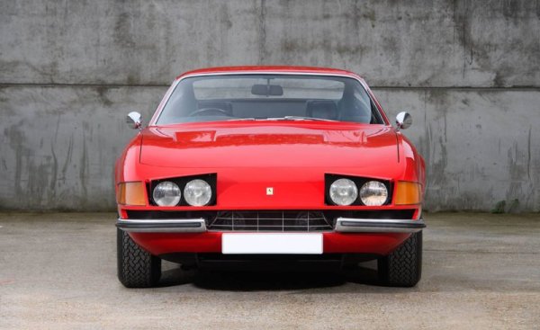 Ако притежавате този вече класически модел на Ferrari, със сигурност няма да изпитвате тъга - цените вече надхвърлят половин милион евро дори за недотам добре съхранени екземпляри. Но минорният тон в дизайна, доминиран от скосените фарове, не може да се отрече. 
