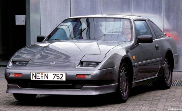 Nissan 300ZX (продаван на някои пазари като Fairlady Z) е спортен модел на японците, произвеждан в продължение на две поколения от началото на 80-те до 2000 година. Тук отбелязваме леко унилата физиономия на първото поколение (Z31), оформена от напомнящите клепачи капаци на фаровете. 
