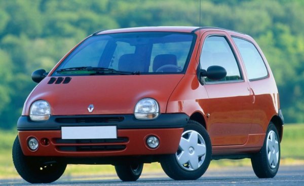 Първото поколение на Twingo, създадено от Патрик Льо Кеман, имаше новаторски и доста функционален дизайн. Но необичайната конструкция на предните фарове, с мигачи отдолу, му дава вид, сякаш току-що си е поплакало и са му се подули очите. 