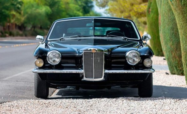 В началото на 70-те един нюйоркски банкер решава да възкреси изчезналата десетилетия по-рано компания Stutz и за целта обединява сили с легендарния дизайнер на Chrysler Върджил Екснър - по това време вече пенсионер. Тъжното "изражение" на тази кола не пречи на множество звезди да се наредят сред собствениците й - например Джони Кеш, Мохамед Али, Пол Маккартни, Бари Уайт, Елтън Джон, Ал Пачино. Шахът на Иран има цели 12, а легендарният певец Дийн Мартин - само три, но пък успява да унищожи напълно в катастрофа едната от тях, с красноречивия регистрационен номер 'DRUNKY'.
