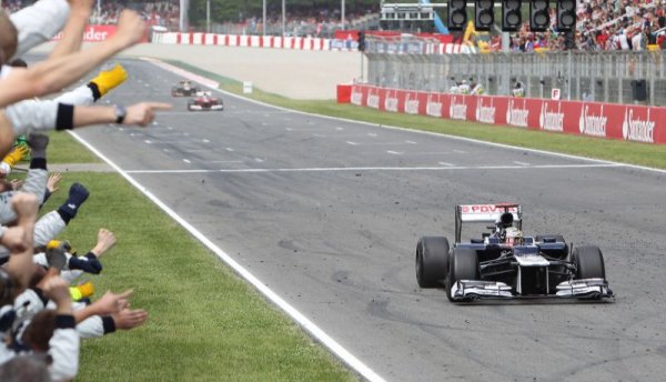 За десерт се спираме на един от най-известните пилоти от последното десетилетие, но повече с несполуките си. Но Пастор Малдонадо, въпреки толкова много издънки, все пак е последният пилот, печелил състезание за Williams. И докато победата на пилота е абсолютен шок, то тя съвсем не е незаслужена или на късмет.

Малдонадо изненадва света на Ф1 след като на квалификациите преди състезанието се класира втори. Все пак, в предходните 4 състезания венецуелецът е събрал едва три точки сумарно. Тогава, Люис Хамилтън, който взима пол позишъна, е поставен на края на решетката, след като горивото му свършва. Така, Малдонадо стартира първи, но все още до него е Фернандо Алонсо, а отзад дебне Кими Райконен. И всичко говори в полза на победа за испанеца на домашната надпревара…