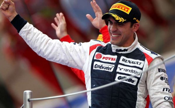 Но от Williams взимат стратегическо решение и привикват Малдонадо в бокса преди Алонсо. В резултат венецуелецът излиза начело пред бесния испанец. Нещо, обаче, прещраква в главата на човекът, който е нарочен за безотговорен и склонен към инциденти пилот и Пастор се трансформира в спокоен и командващ положението.

И венецуелският състезател успява да удържи над по-опитния си съперник над 40 обиколки взимайки първата си и единствена победа във Формула 1.