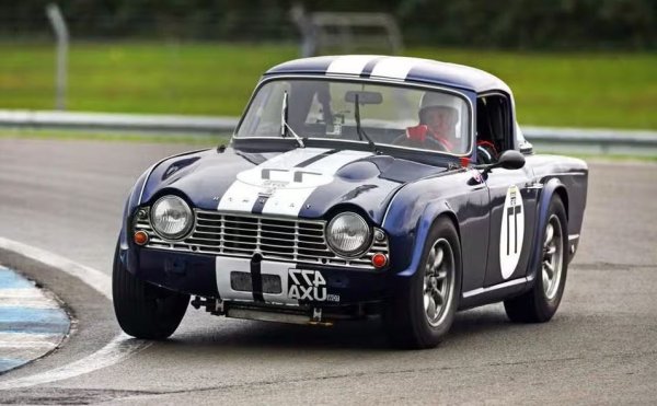 Бившият производител на велосипеди постепенно навлиза в производството на мотоциклети и автомобили през 1921 г. и става популярна марка за малки автомобили след Втората световна война. След като произвежда поредица от популярни спортни модели от серията TR, той е унищожен от &bdquo;проклятието&ldquo; на British Leyland &ndash; автомобилен конгломерат, който изпада в колапс през 1975 г. и частично е национализиран, за да се превърне в Rover Group през 1986 г.

Сегашният собственик на Triumph е германската BMW, като през 90-те години се говори за нейното възраждане, но това така и не се случва.
