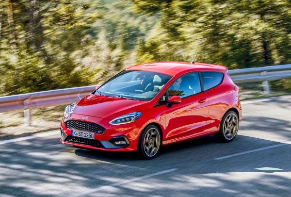 Окачването е най-голямото предимство на тази кола. Ford премести монтажните точки на предните лагери по-близо до центъра на каросерията и разшири веригата, за да осигури повече място за правилно подбрани пружини. Резултатът е окачване, което е едновременно издръжливо и удобно. 

Версиите ST-Line имат понижено окачване и подсилени стабилизатори, което допълнително намалява накланянето на купето в завоите.

