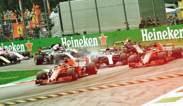 Отново говорим за Монца, но този път небесата са кристално ясни, а Люис Хамилтън върви уверено към поредната си победа в звездния сезон 2020. Зад него, Пиер Гасли, възстановяващ кариерата си в тима AlphaTauri показва впечатляващ прогрес: стартира от 10-та позиция, той е в средата на трасето, когато автомобилът за сигурност излиза заради експлодиралите спирачки на болида Ferrari на Себастиан Фетел. 

Хамилтън, както и някои други пилоти се отправят към пит стопа, докато Гасли остава на пистата.  Но Люис и компания не отчитат факта, че питът е затворен и ги чака наказание…