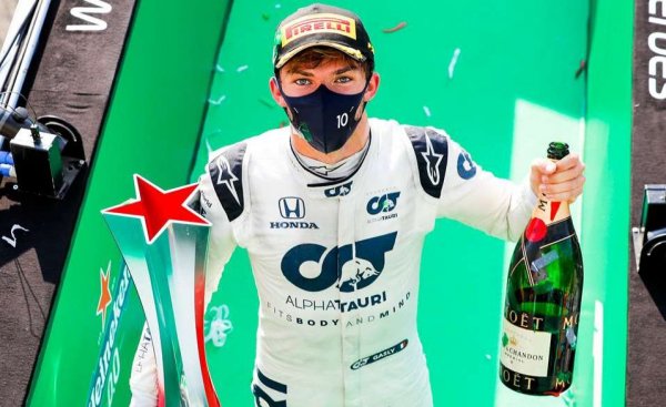 Когато сейфти карът се прибира, Хамилтън все още води, но е наказан с 10 секунди за влизането в бокса. Ланс Строл и Гасли, движещи се зад шампиона, са единствените пилоти, които не са се подлъгали да спрат. 

А скоро след като още едно Ferrari – това на Леклер се блъска, е развят червен флаг. И тъй като регламентът позволява смяна на гумите в тази ситуация, Строл и Галси се възползват. След възстановяването на надпреварата и реализирането на наказанието на Хамилтън, двамата пилоти излизат начело. Строл, обаче, губи аванса си още в първата обиколка и така Гасли успява да поведе и да задържи преднината си, спечелвайки състезанието. И е първият французин, който го прави от почти четвърт век преди това.