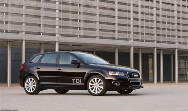 Процент проблеми: 22,8%
Среден пробег: 151,000 км

Второто поколение на А3 (Typ 8P) остана в производство цяло десетилетие - от 2003 до 2013. Като цяло няма слаби места - дори алуминиевото окачване тук издържа повече, отколкото в по-големите и тежки модели. Една производствена серия от двигателя 2.0 TDI (с код BKD) е податлива към напукване на цилиндровите глави. Иначе сервизните акции са за горивопроводите на дизеловите агрегати и за средния подглавник на задната седалка. Разбира се, и тук го има проблема с разтягащите се ангренажни вериги при 1.2 и 1.4 TFSI, което изисква повишено внимание. 

