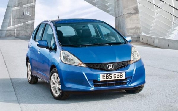 Процент проблеми: 22,6%
Среден пробег: 113,000 км

Eдинственият модел на Honda, който е достатъчно масов в Германия, за да попадне в ранглистите на TUV, се представя впечатляващо. Все пак да отчетем и доста по-ниския среден пробег при поколението GE/GG - нещо нормално за градска кола. Иначе единствената по-сериозна слабост на този автомобил са спирачните апарати. Имаше, разбира се, и сервизни акции заради нашумелите "гърмящи" въздушни възглавници на Takata - уверете се, че автомобилът е с подменени патрони на еърбега, иначе може да е опасен. 
