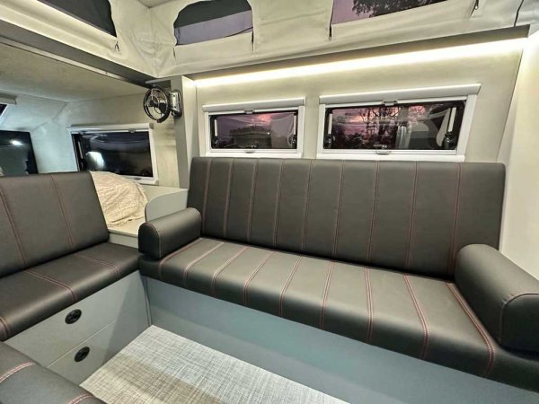 По този начин на клиентите е спестена и нуждата да плащат за неща като двигател, скоростна кутия и пр. За съжаление това не значи, че караваните на Bruder са евтини. Стартовата цена за най-малкия модел е над 90,000 евро. За тази EXP-7 ще ви поискат 220,000 евро. Но в замяна получавате доста неща. 
