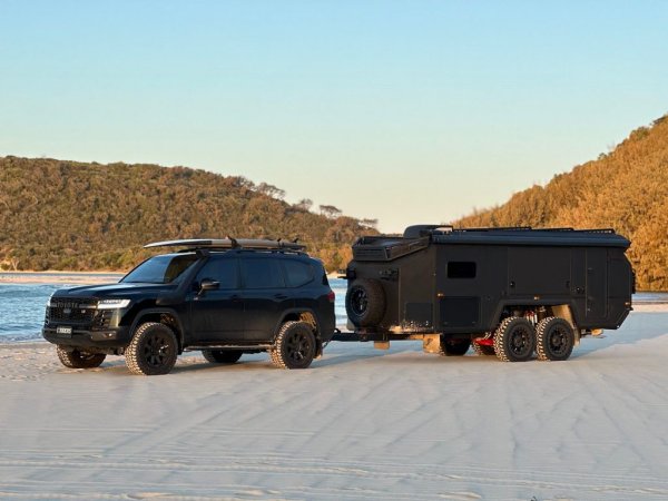 Повечето каравани са по принуда доста паянтови като конструкция, за да се намали теглото и да можете да ги теглите с компактно Renault. Но тук няма такива компромиси: основата на EXP-7 е правена с единствената мисъл да издържа на всякакъв терен, и е от масивни греди с правоъгълно сечение. Не е пестено и от окачването, което има до 30 см ход, за да преодолява неравности, и е с пневматична система, за да се самонивелира. Разчетено е да издържи пет пъти тежестта на караваната. 
