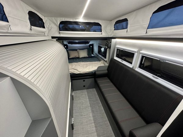 Въпросната тежест е 2,700 кг - което означава, че заедно със солидния автомобил, нужен за тегленето, и с личните си вещи ще разнасяте общо над пет тона из пустошта. Основната част на караваната е дълга 5.76 метра. Но не е твърде широка - само 1.90 метра, което прави маневрирането относително просто. 
