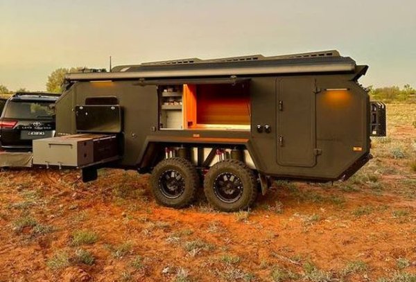 Значителен принос за теглото имат соларните панели на покрива, които зареждат литиево-йонна батерия с капацитет 10 киловатчаса, както и вградения компресор за въздушното окачване. Това би трябвало да ви даде относителна независимост, в каквато и дива местност да се озовете. Специалните офроуд гуми правят последното съвсем постижимо. 

