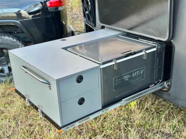 Има също хитроумна кухня, която може да се ползва и вътре, и отвън, като открито барбекю. Соларните панели са толкова ефективни, че спокойно можете да готвите цял ден. Имате също хладилник с фризер и още една хладилна кутия, която е достъпна и отвън. 
