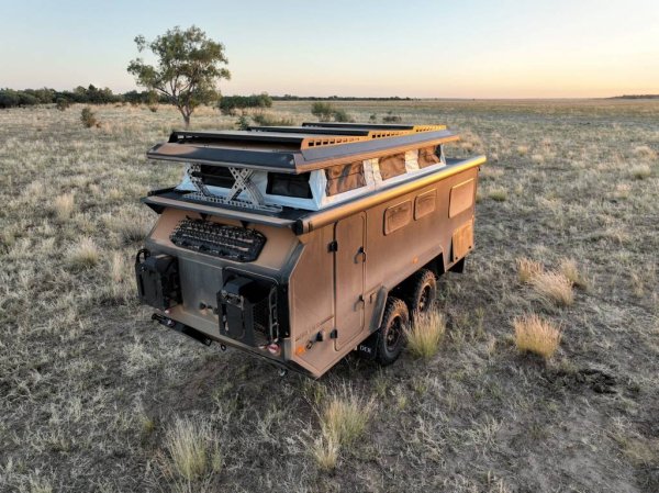 Имате двойно легло, а също и диван, който също може да се превърне в легло. Освен това EXP-7 се предлага с два варианта на покрива. Единият е стандартен твърд, който увеличава чувствително височината на караваната и ви принуждава да сте нащрек под мостовете. Във втория вариант покривът е електрически и може да се повдига, когато се установите някъде за нощувка, и да се смъква по шосетата. От двете страни има и по една електрически управляема тента. 
