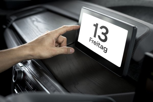 Сънародниците на Бах и Гьоте са колкото прагматични, толкова и суеверни. Числото 13 заема водеща позиция в йерархията на предразсъдъците. Суеверните германци никога не планират важно пътуване, ако 13-ти се пада в петък. Шофьорите в Германия смятат, че този ден може да им донесе лош късмет на пътя. И за по-сигурно, преди дълги пътувания, шофьорите често слагат монета под изтривалката &ndash; това се предполага, че привлича финансова стабилност и също така действа като талисман срещу глоби. 

И имайте предвид още нещо - ако шофирате в Германия и случайно попаднете на погребална процесия, трябва да спрете и да изчакате, докато отмине. Това се счита за знак на уважение и начин да избегнете неприятности по пътя. 