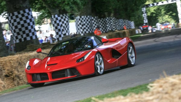 LaFerrari все още е бижута в короната на италианската марка. Само не е много ясно, дали присъствието му в Intsagram се дължи на чудовищния му V12 двигател или на факта, че Джъстин Бийбър има такава кола.