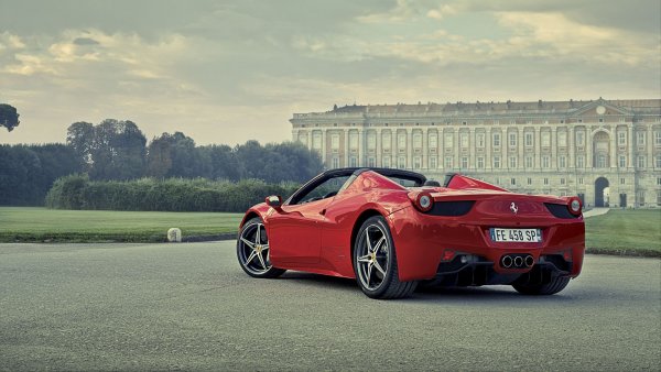 Ferrari 458 е кола от друга епоха на социалните медии. Тя се изявяваше като останалите на пътя, но шумът, който издава нейния двигател е несравним. Неслучайно, в Лондон бяха въведени правила как трябва да бъде каран този автомобил.