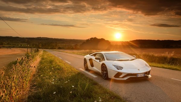 Каквото и да се говори, Aventador е „Кралят на суперколите в Intsgram”. Достатъчно е да се разходите нощем по лондонските улици и да видите (а също така и да чуете) този автомобил. Тогава почти всеки минувач вади телефона си, за да го заснеме и след това да го качи в някоя от социалните мрежи.