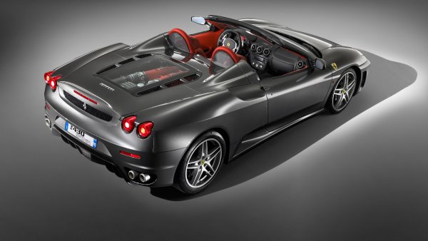 Модел, който вече не се произвежда от повече от десетилетие, но запазва своето очарование. На мнозина се харесва и това, е може да се поръча с механична скоростна кутия.