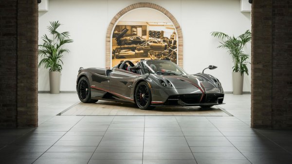 Този автомобил вероятно би трябвало да е разположен по-напред в класирането, защото при представянето си през 2011 г. събра доста харесвания. Това вероятно се дължеше и на факта, че зад волана му беше звездата Кание Уест.