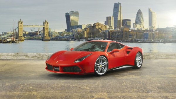 Автомобилът със средно разположение на двигателя прилича на кон, който току-що е пуснат на паша. За мнозина това е една от най-великите машини в историята и тя ще запази основно място в социалните мрежи за години напред.