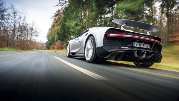 Определено това е хиперколата на момента, която показва статута на нейния собственик.  Ако имате права отсечка пред себе си, можете да вдигнете 400 км/ч, а това е нещо, което много малко други коли могат да постигнат.