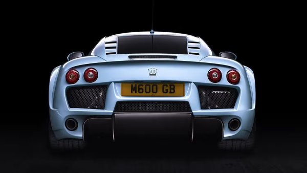 Британската компания за спортни автомобили Noble създаде няколко доста вкусни спортни автомобила, предлагащи впечатляващо аналогово изживяване при шофиране. Представяме ви Noble M600. Задвижван от 4,4-литров V8 двигател с двойно турбокомпресор, произлизащ от Volvo (съвместно разработен от Yamaha), M600 има до 650 к.с., когато водачът избере режим „Race“. Той изключва всички помощни средства за сцепление за състезания или по-точно не ги изключва, защото тази кола не разполага с такива. Тя дори няма ABS спирачки, нито сервоуправление.