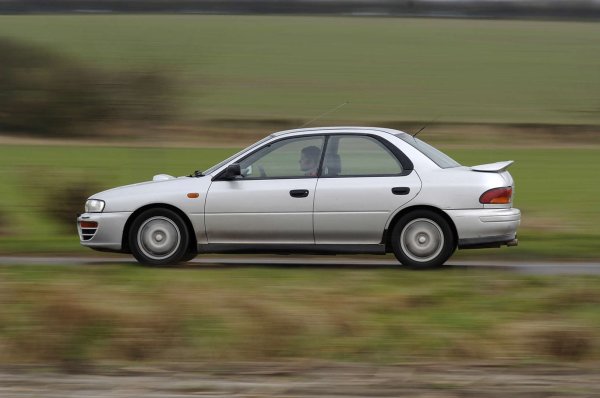 Стандартният Subaru Impreza беше приличен автомобил, но нека бъдем честни, именно Turbo 2000 и неговите производни издигнаха тази гама седани и комби до върха. Започна живота си със скромните 211 к.с., но даде на Subaru основата за новия им автомобил от Световния рали шампионат, който бързо се превърна в победител. Донесе на Колин Макрей световната титла през 1995 година.

По-късните версии на бързите Impreza получиха повече мощност, по-малко тегло и дори по-малко врати в случая с двувратия 22B. Сензационният баланс им даде толкова висока репутация и обяснява защо те остават толкова търсени и сега.