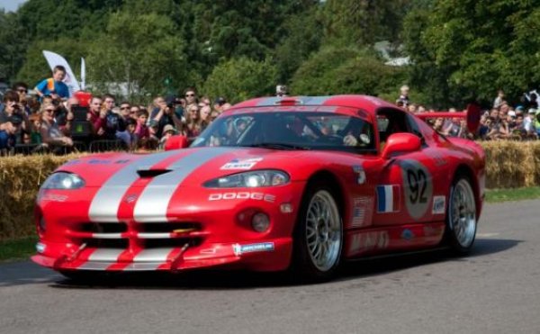 Това е най-истинският американски масъл-кар за времето си, но и при него има елемент, който някак си не се връзва заради произхода си. Това са външните огледала, които са взети директно от Mitsubishi 3000GT.
