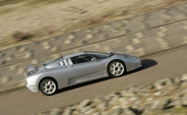 Емблематичният EB110 се произвеждате изцяло по поръчка, което си личеше и от сериозна му цена. Почти всеки детайл е много скъп, с изключение на превключвателя за позиции на огледалата, който се намира във вътрешната страна на вратите. Който притежава Opel/Vauxhall Astra (Mk3) или Corsa с високо ниво на оборудване, много добре разбира за какво става дума.
