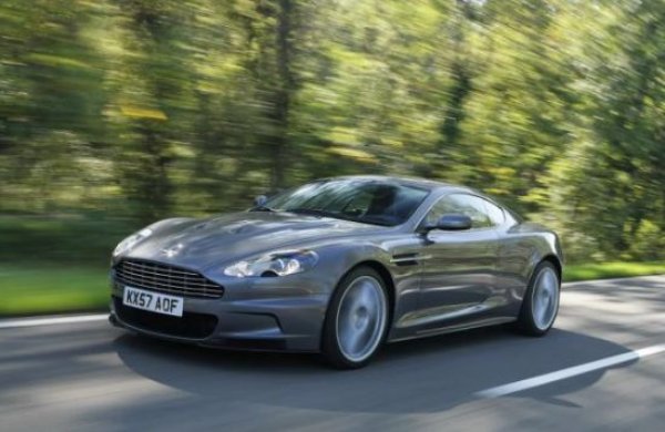 И ако Dodge Viper поне избра високопроизводителен автомобил, от който да заеме огледалата, същото не може да се каже за Aston Martin DBS от 2009 г. Той е разработен, когато компанията все още беше част от Ford Premier Automotive Group. Огледалата идват от партньора Volvo, който ги поставя на модела си V70.
