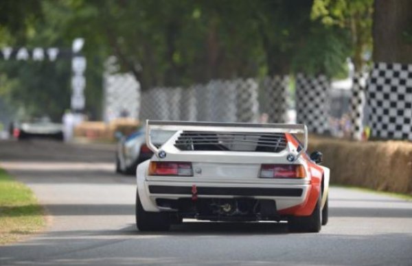 BMW M1 е първата истинска суперкола от 70-те години на миналия век, но пък задните му светлини изглеждат доста познати. Те са същите като при серийните 6-Series Coupe и седана 7-Series.
