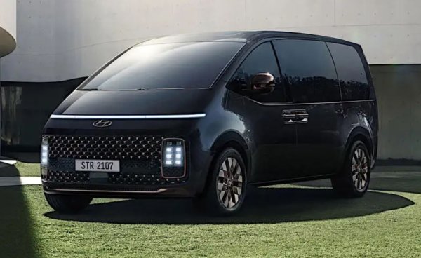 Един добър начин да се произведе много голям MPV е да се преобразува също толкова голям миниван. Това е, което Hyundai направи със Starex, известен в Обединеното кралство като i800. С над пет метра дължина това е най-дългият автомобил на Hyundai до момента.
Впоследствие Starex е заменен от Staria, който е още по-дълъг. Той е дори малко по-дълъг от Range Rover с дълга база.
