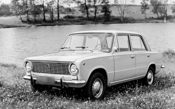 През 1971 г. Висоцки става собственик на светло-сиво „Жигули“, което е подарък от баща му. Тази кола не оцелява дълго, като според легендата в една топла юлска вечер певецът влиза в спор със свой приятел, който има съща кола. Спорът, естествено, е кой е по-добрият шофьор и чия кола върви повече. А резултатът е два напълно разбити автомобила. По-късно Висоцки ремонтира своя и го продава.