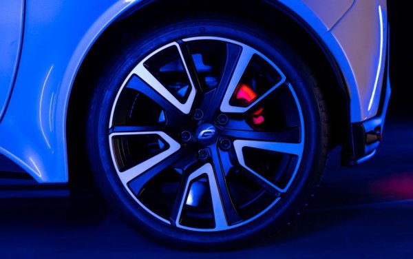 Малка градска кола със 17-цолови джанти
