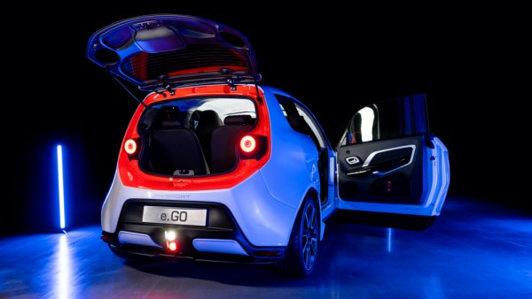 e.GО разчита на много гъвкав вътрешен дизайн, при който скромният 140-литров багажник лесно става 600-литров при сгъване на задните облекалки
