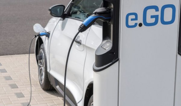 По-малката батерия се отразява благоприятно и на цената: Life струва малко над 16 000 евро в Германия
