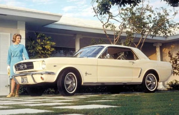 Американската кола, която е малко по-различна от Fiat 850. Mustang продава повече от 2 милиона броя само през първите две години на производство.