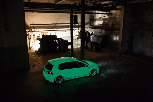 Volkswagen Golf VII с фосфоресциращо покритие от Low-Car-Scene и BlackBox-Richter